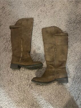 Knee high ADORABLE fall boots !!